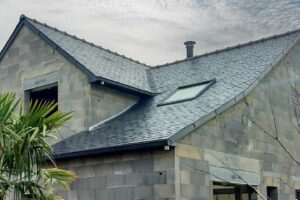 Couverture neuve en ardoises avec pose de fenetre de toit