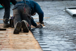 Couvreur en cours de chantier de renovation toiture ardoise