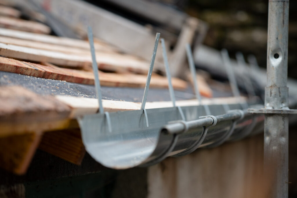 Rénovation toiture ardoise avec gouttiere zinc