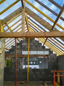 Pose charpente bois sur maison neuve